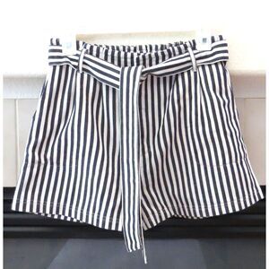Elodie (Nordstrom) Women's Striped Hi-Rise shorts with Tie Belt  Medium  NWOT
